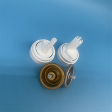 Kompakten razpršilni ventil za peno za lase - prenosno in natančno doziranje pene za oblikovanje na poti