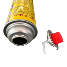 Ventil prenosného plynového sporáka a ventil butánovej plynovej kartuše a červené uzávery s rozprašovacím ventilom na LPG