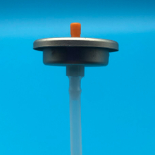 Ергономичен пусков клапан за удобно и контролирано нанасяне на почистващ препарат за карбуратор