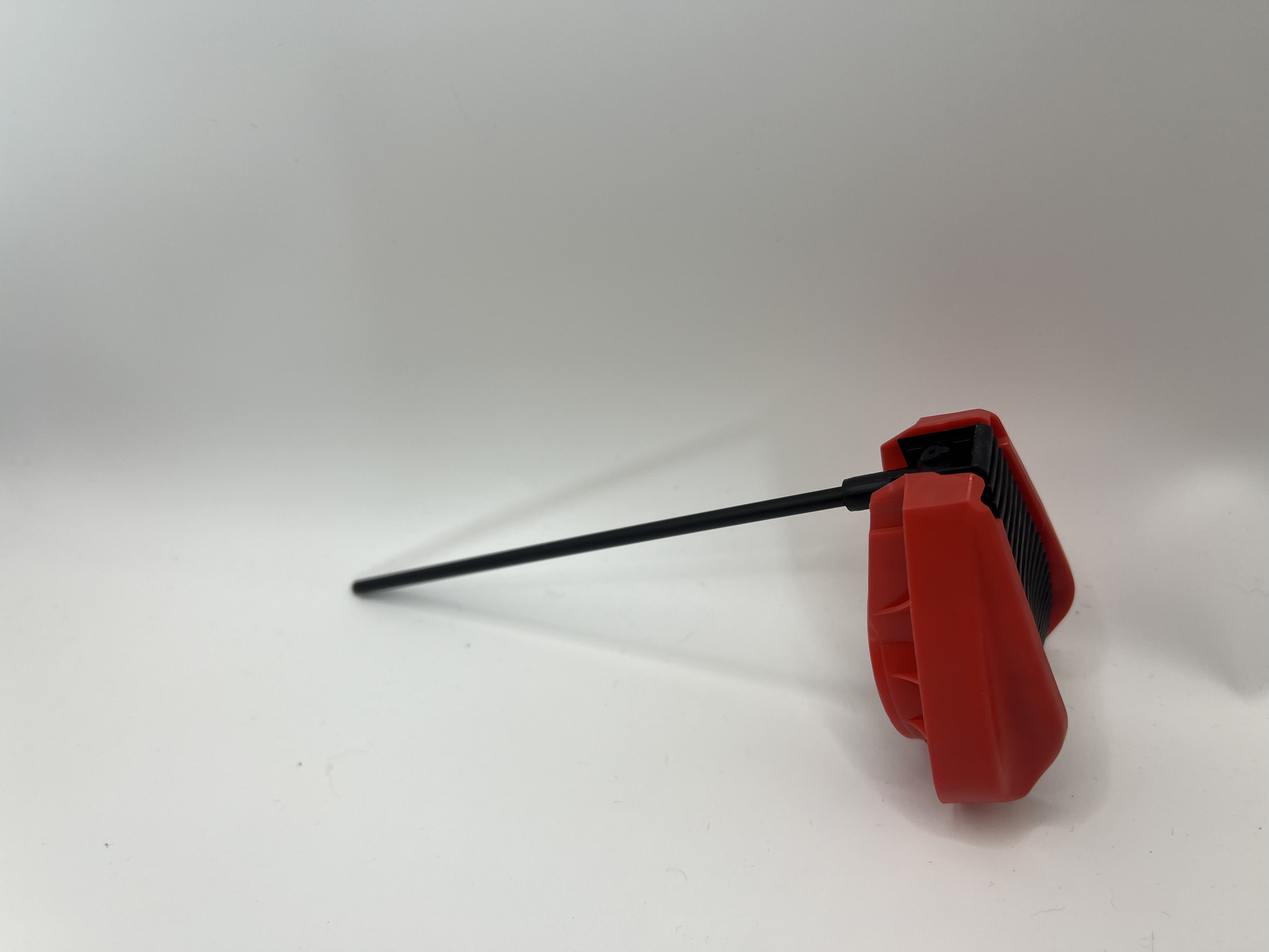 Praktický plnicí uzávěr vybavený hadičkou pro snadné dávkování kapalin v domácích a osobních aplikacích